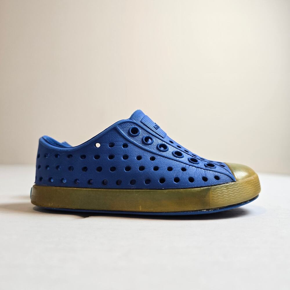 Native Jefferson Glow Blue Shoes Size C6 Slip On Water Shoes